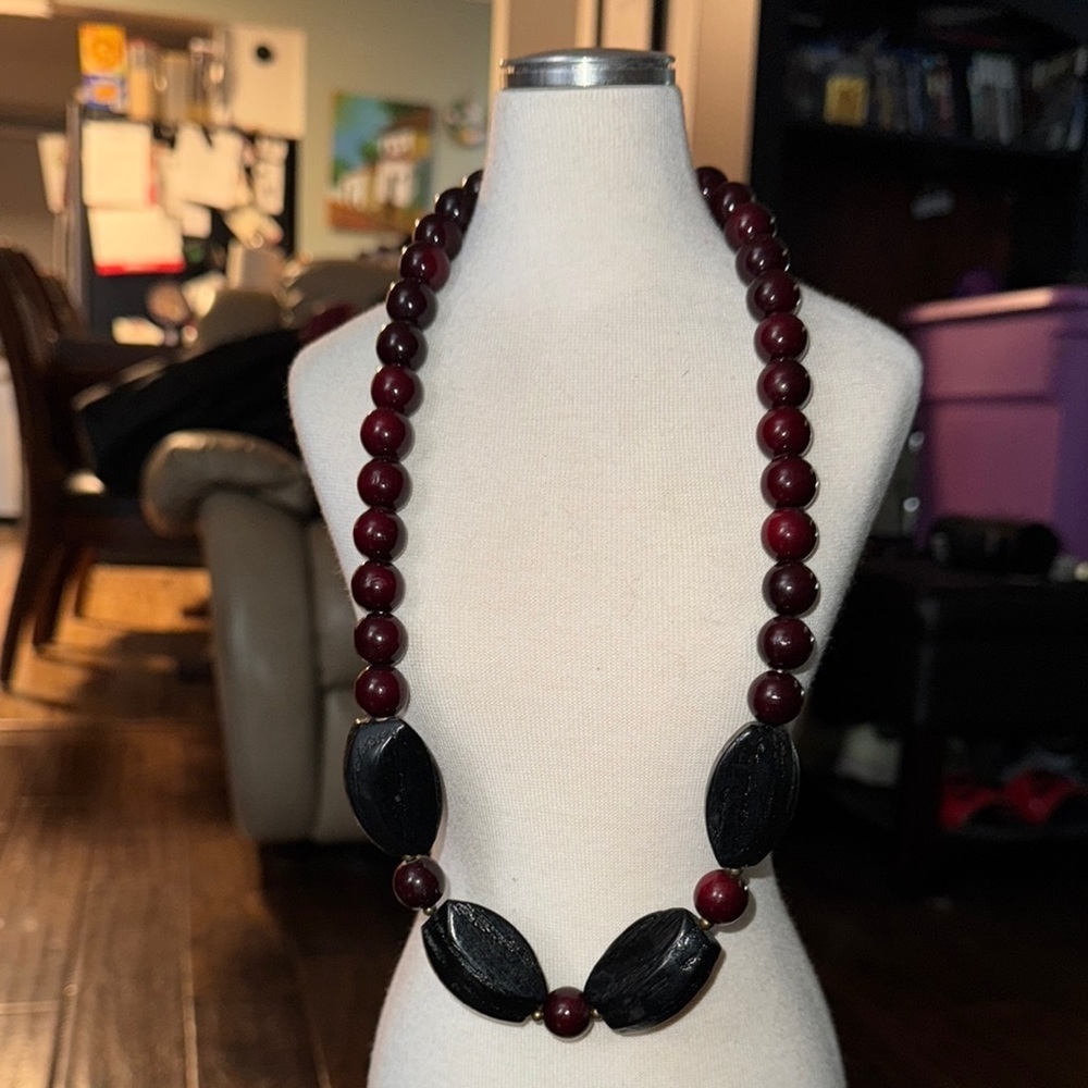 Elegant Black and Burgundy Beaded Necklace - Picture 1 of 3